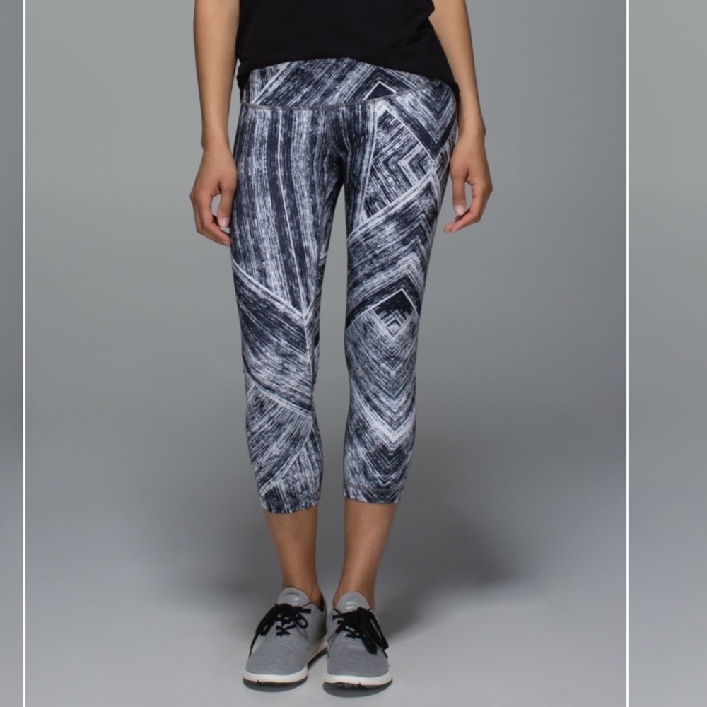Lululemon Wunder Under Crop II Full-On Luon in Heat Wave White Black size 4